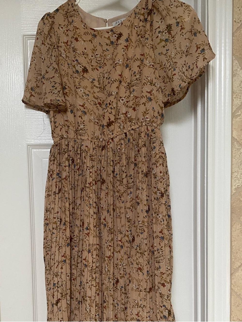 Hayden LA Pleated Floral Midi Dress